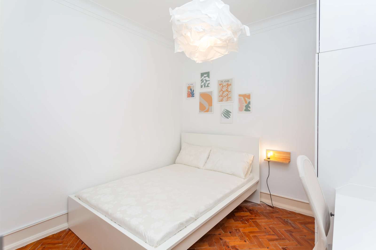 Room in a shared 4-bedroom apartment, Lisbon.
