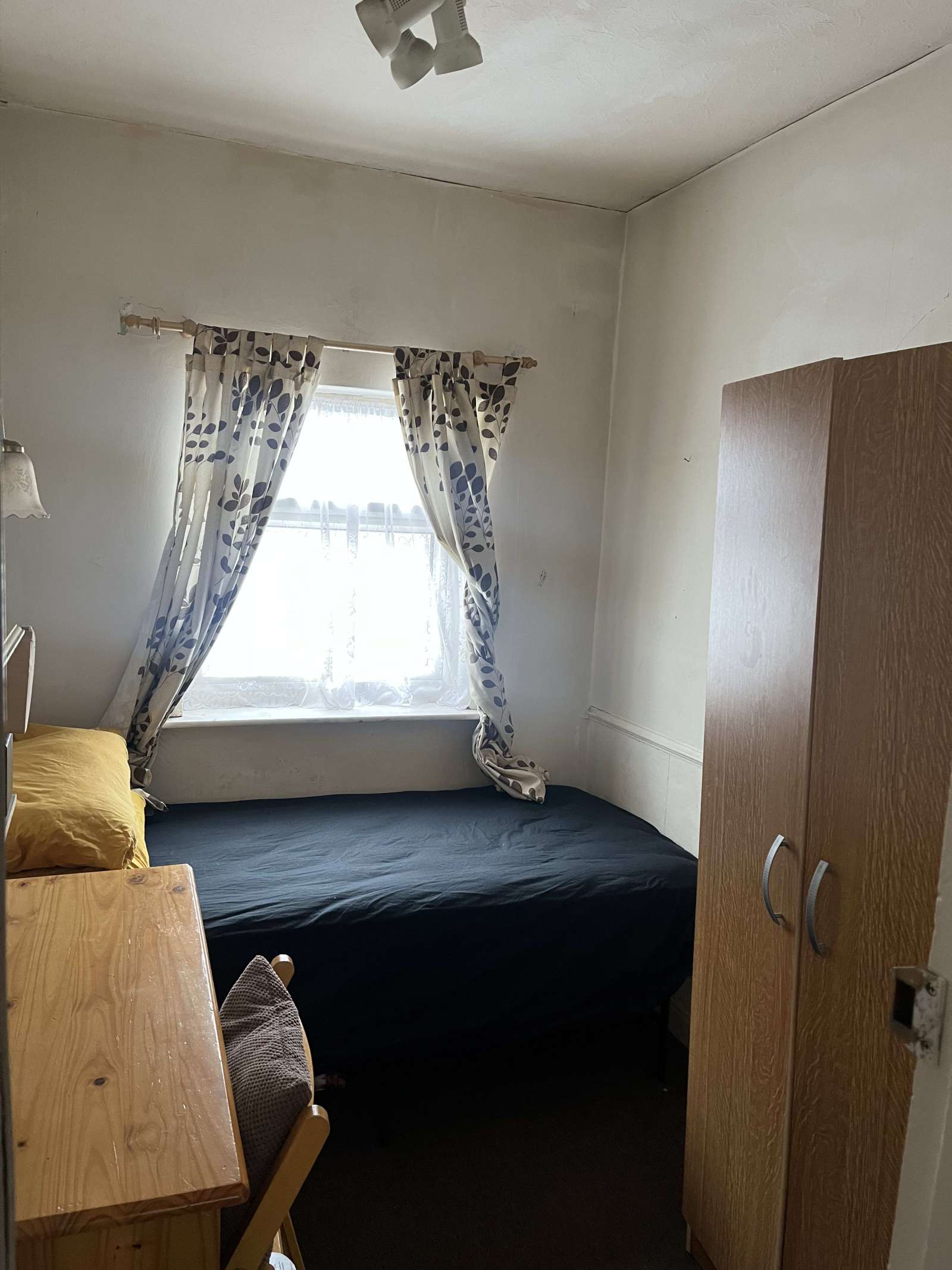 Room in a shared flat for rent in Boleyn, London