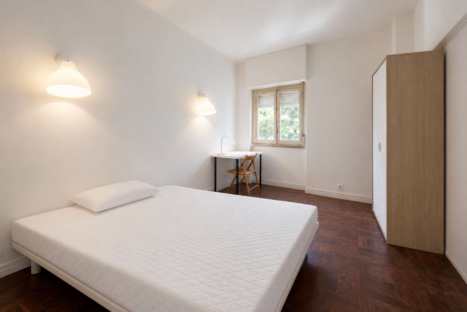Room for rent in 6-bedroom apartment in Campo de Ourique.