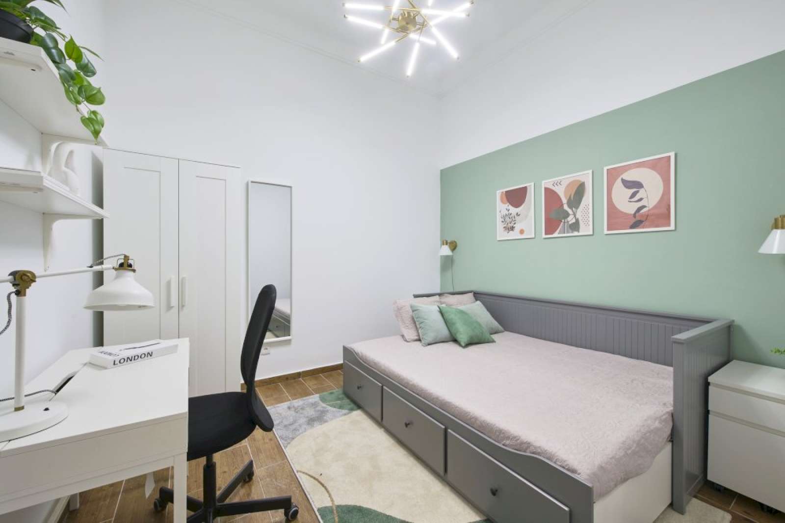 Room in shared 3-bedroom apartment, Lisbon