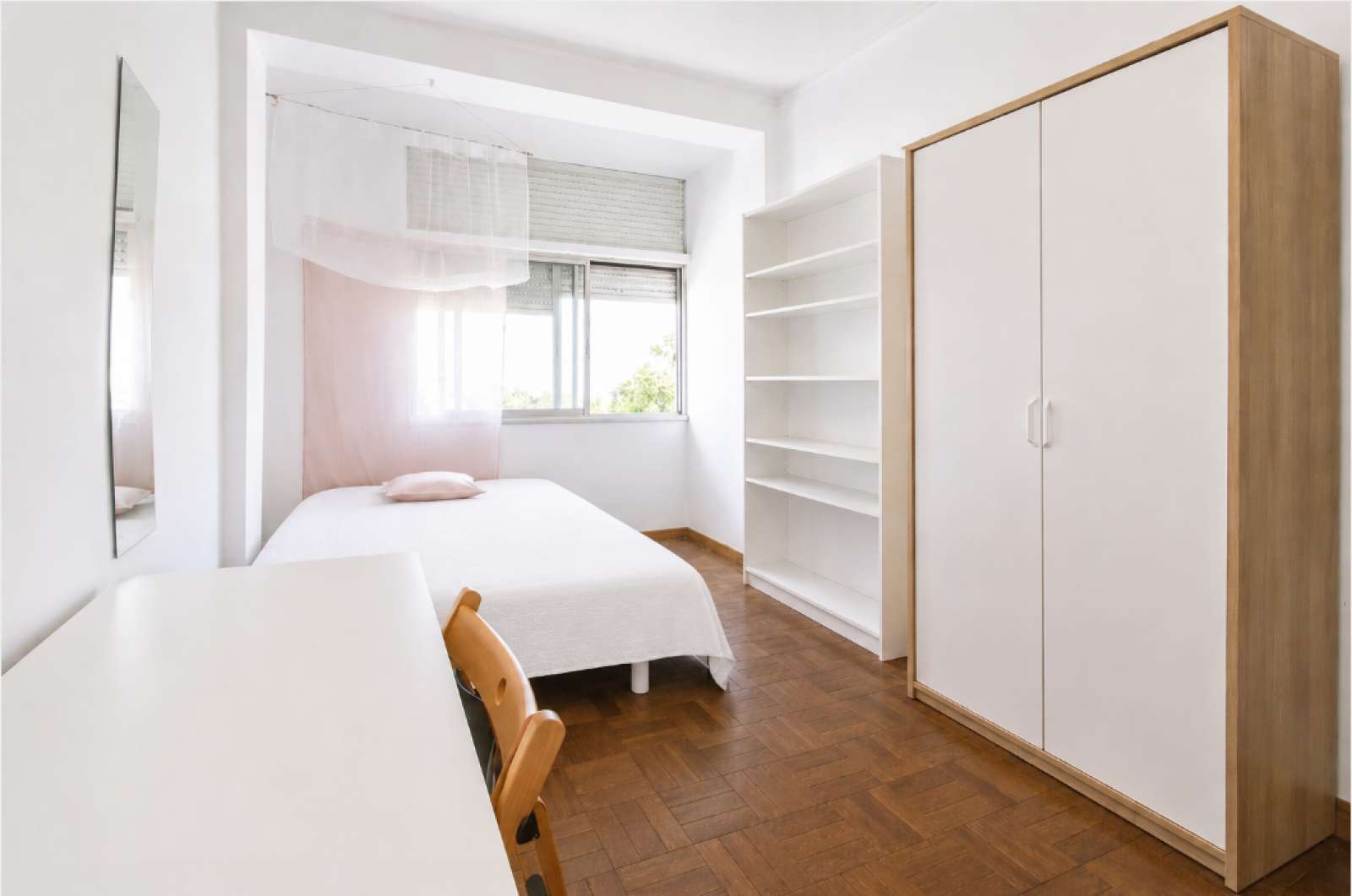 Furnished room,  6-bedroom apartment, Campo de Ouri, Lisbon