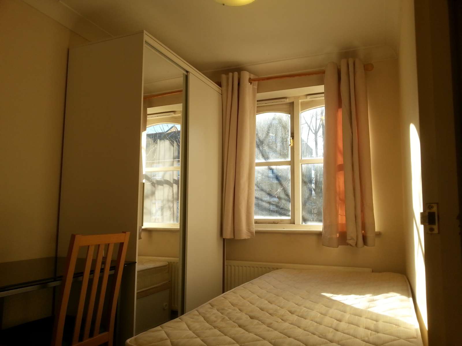 Room for rent in 6-bedroom apartment in London