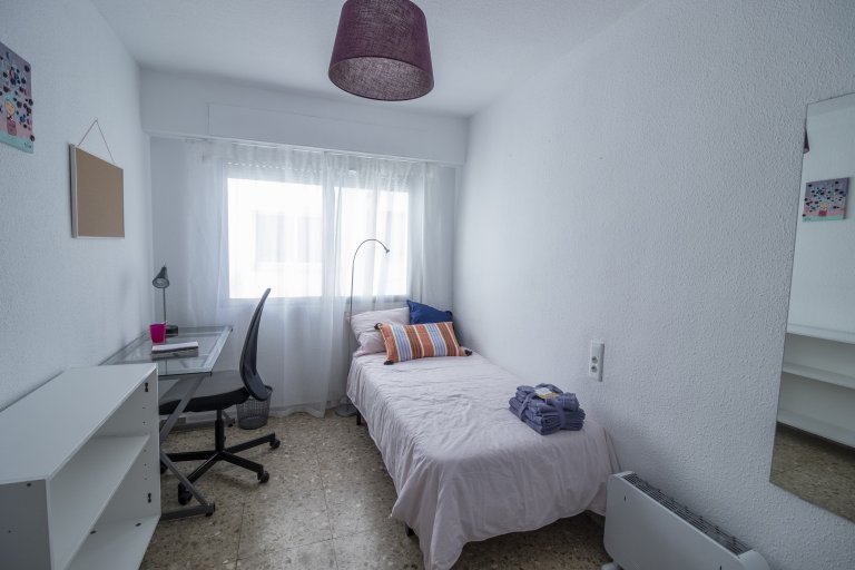 Bright room for rent in L'Olivereta, Valencia