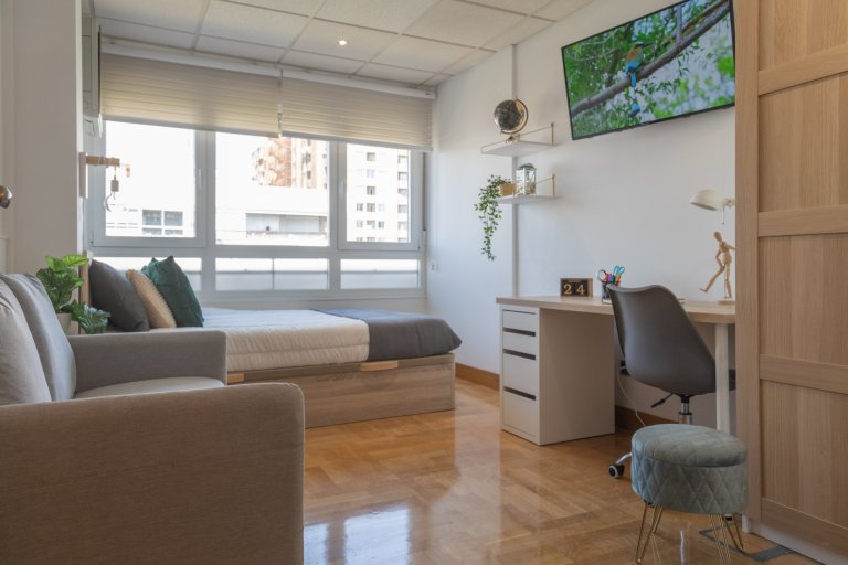 Pisos para estudiantes cerca de Calle Orense, Madrid Spotahome