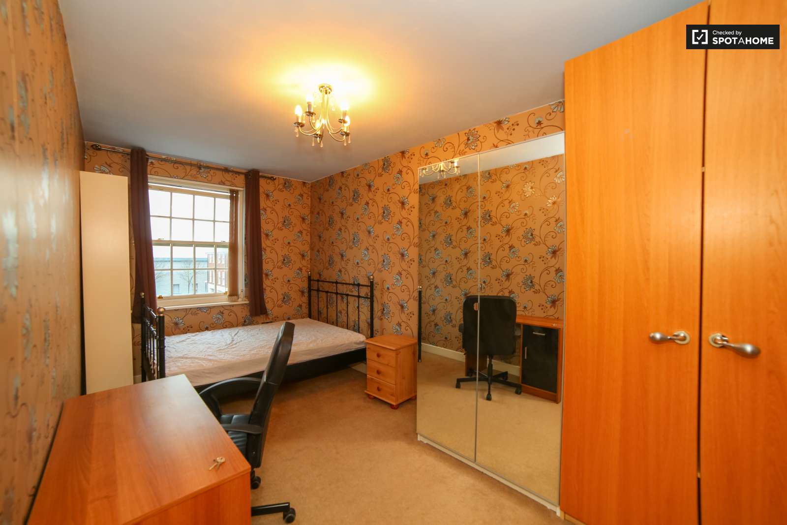 Room to rent in 5-bedroom apartment in Greenwich, London