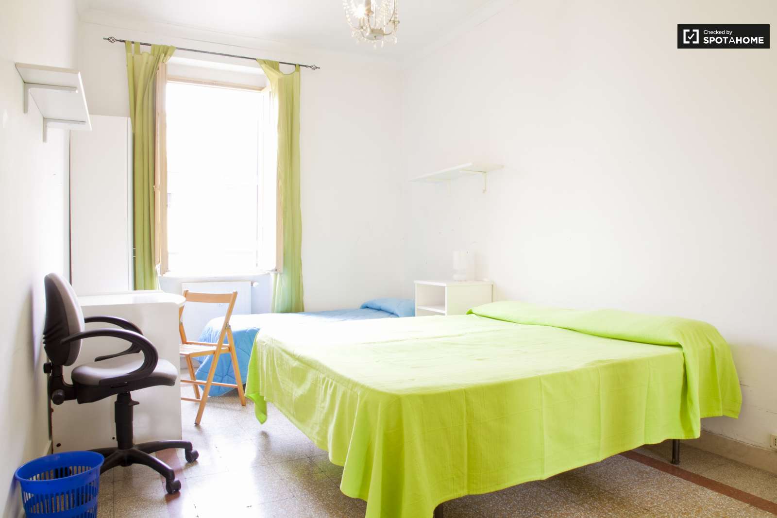 Bright room in 3-bedroom apartment in San Giovanni, Rome