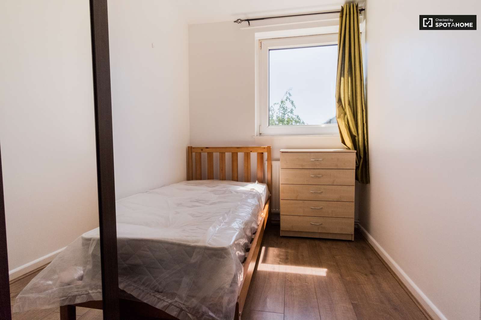 Room in shared flat in North End, London
