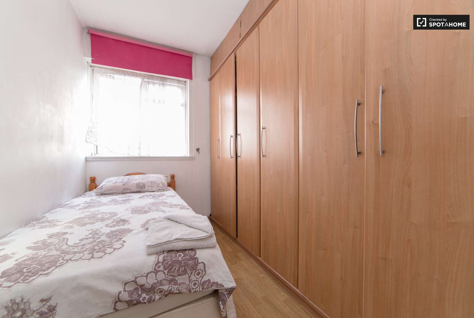 Room in 4-bedroom flat in Tower Hamlets, London