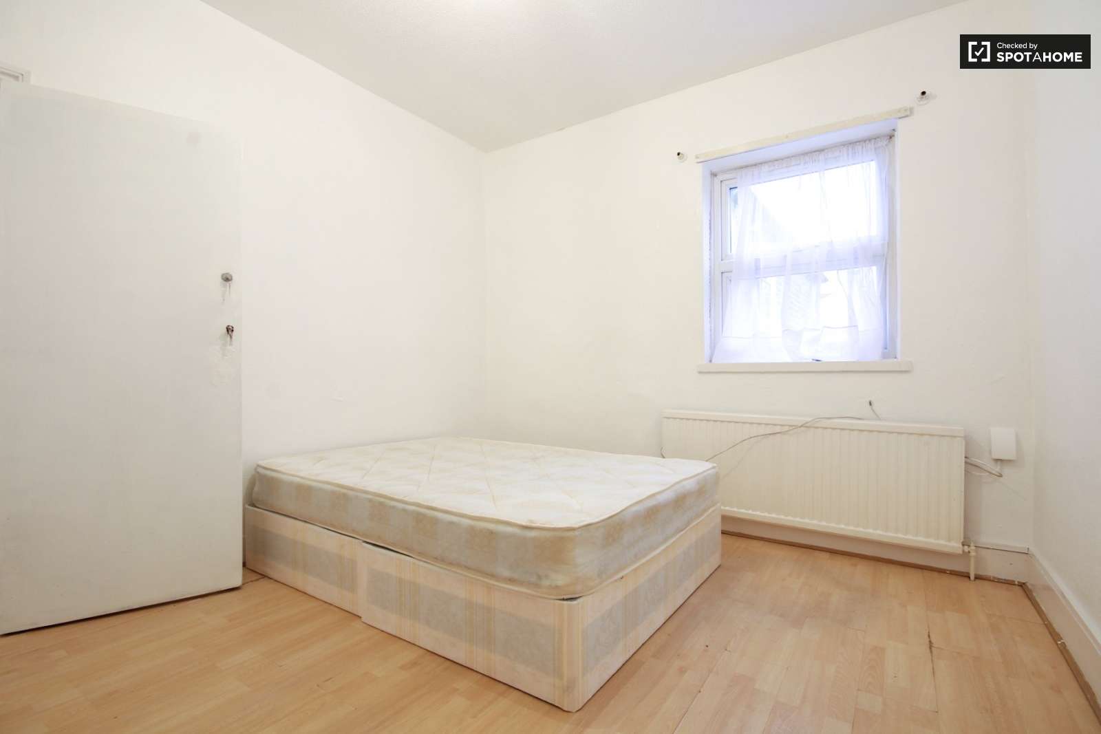 Room with heating in 6 bedroom houseshare, Tottenham, London