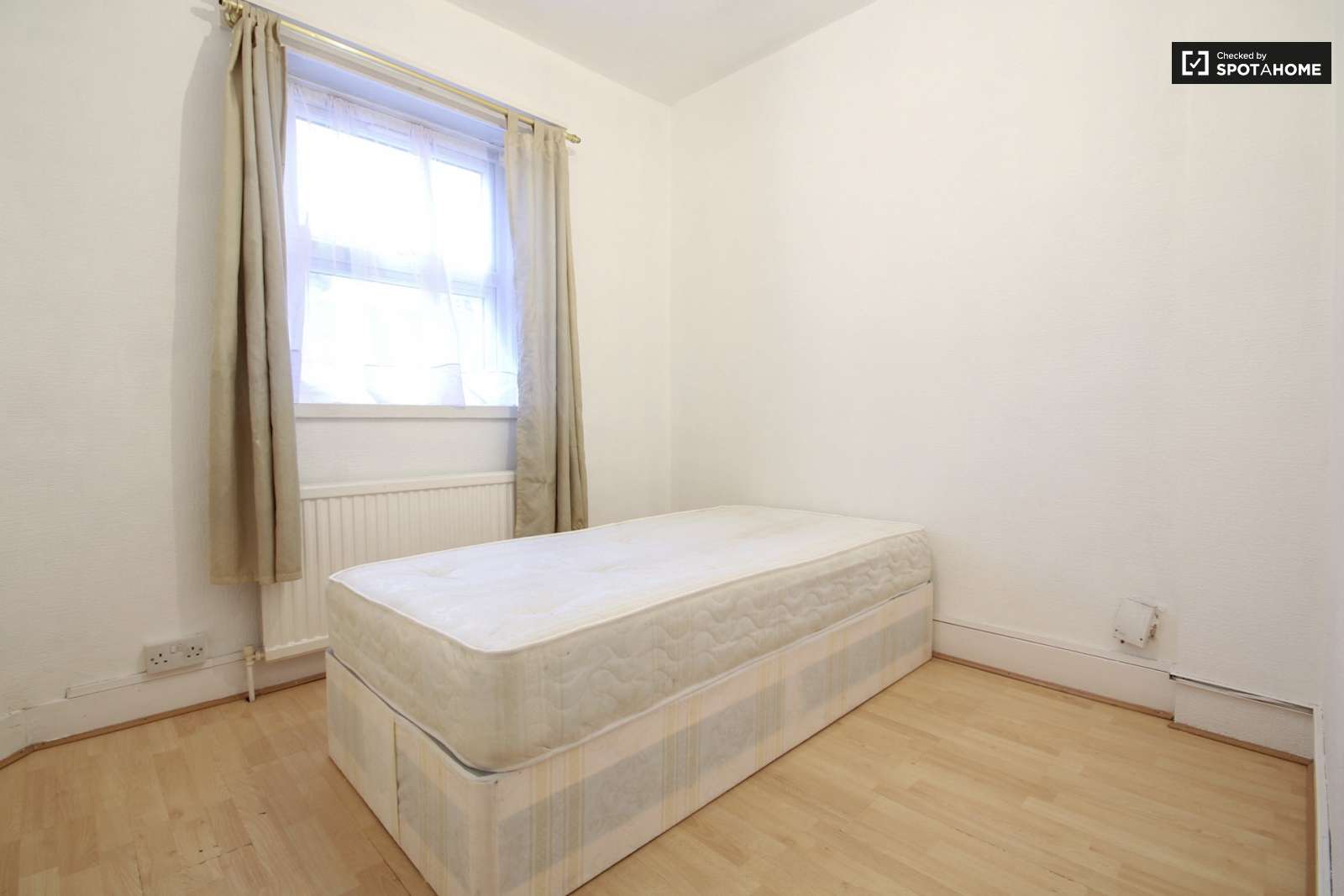 Furnished room in 6 bedroom houseshare in Tottenham, London