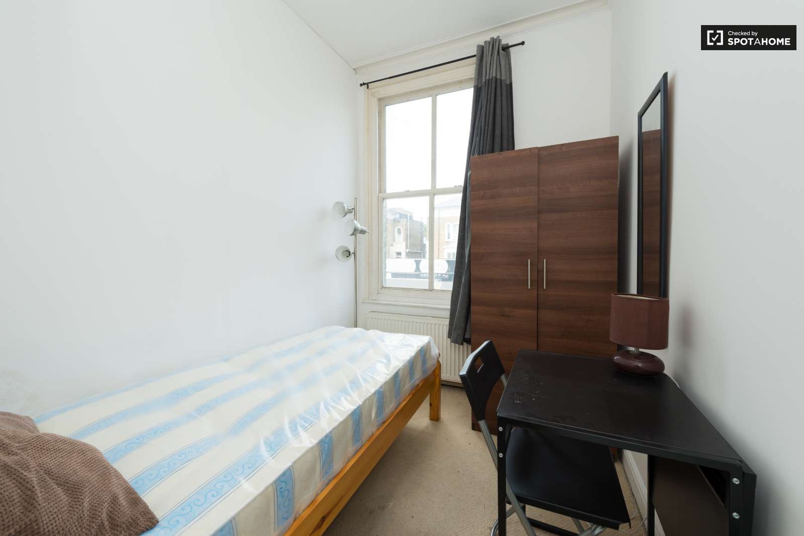 Comfortable room in flat in Shepherds Bush, London