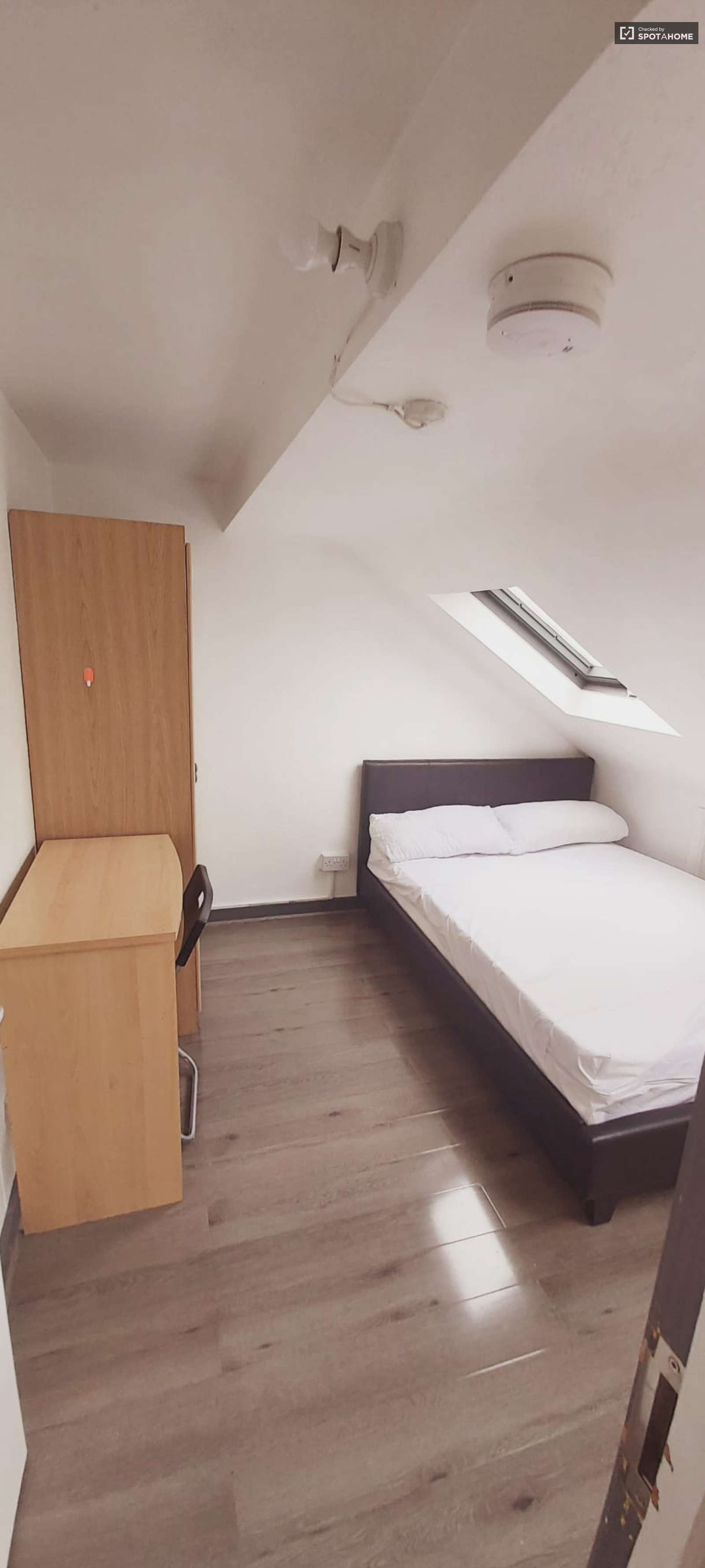 Furnished room in 6-bedroom apartment in Redbridge, London