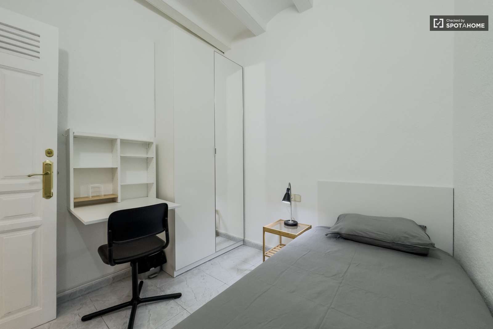Room in shared apartment for rent in El Raval, Barcelona