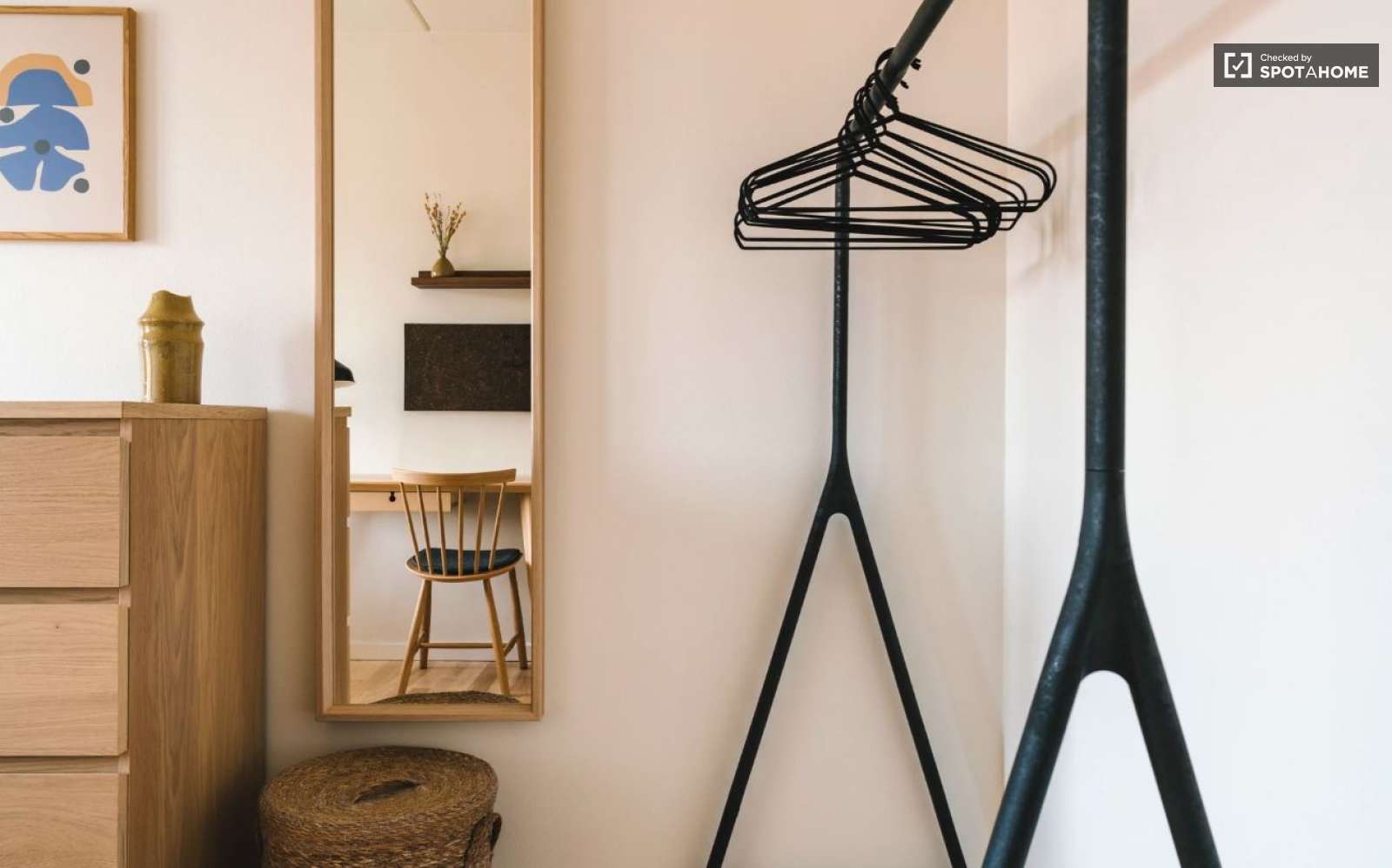 Room in furnished and serviced 4-bedroom co-living apartment