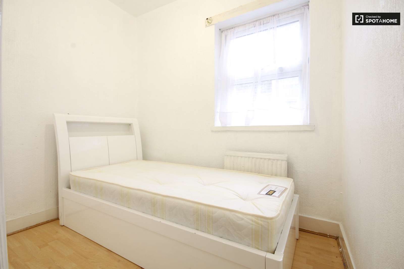 Furnished room in 6 bedroom houseshare in Tottenham, London