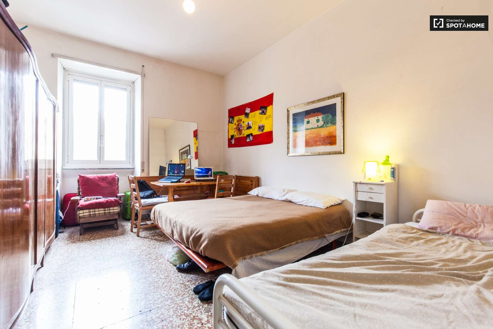 Bright room in 4-bedroom apartment in San Giovanni, Rome