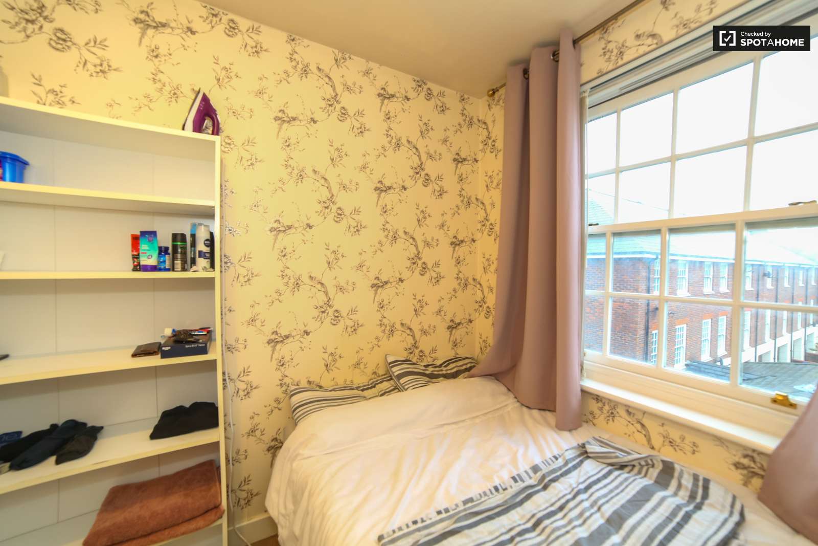 Room to rent in 5-bedroom apartment in Greenwich, London