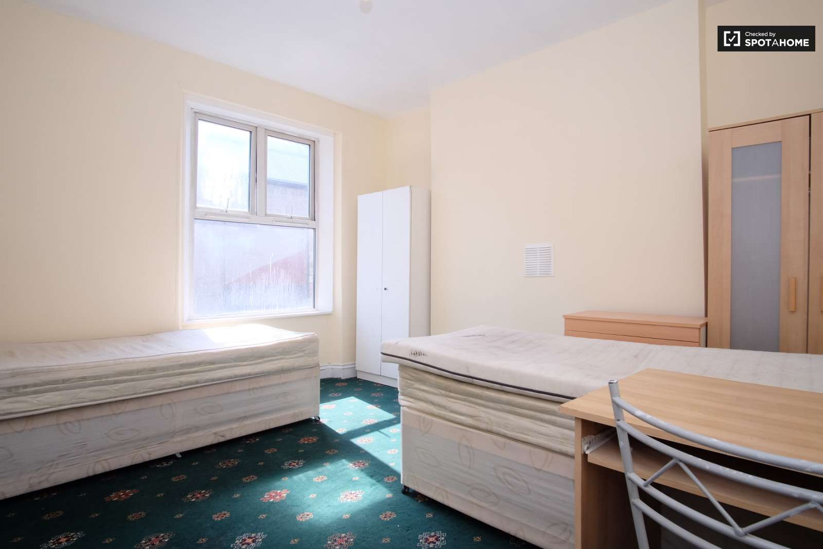 Sunny room to rent in Kilburn, London