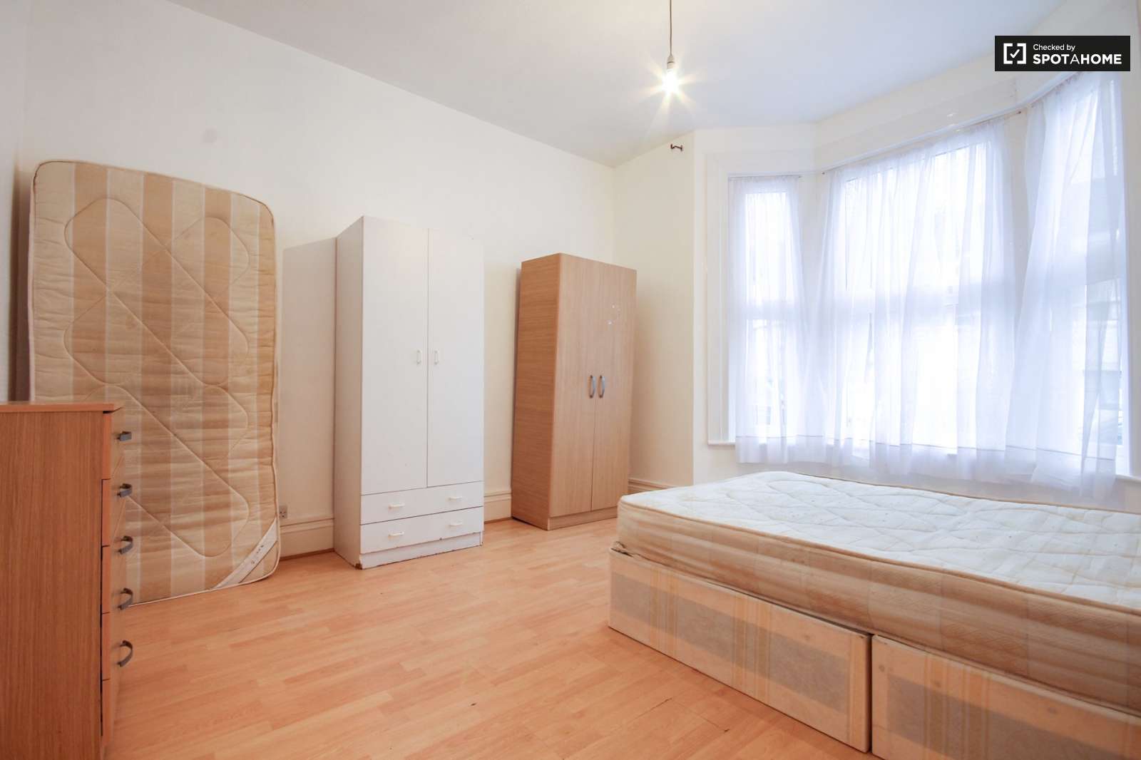 Spacious room in 6 bedroom houseshare in Tottenham, London